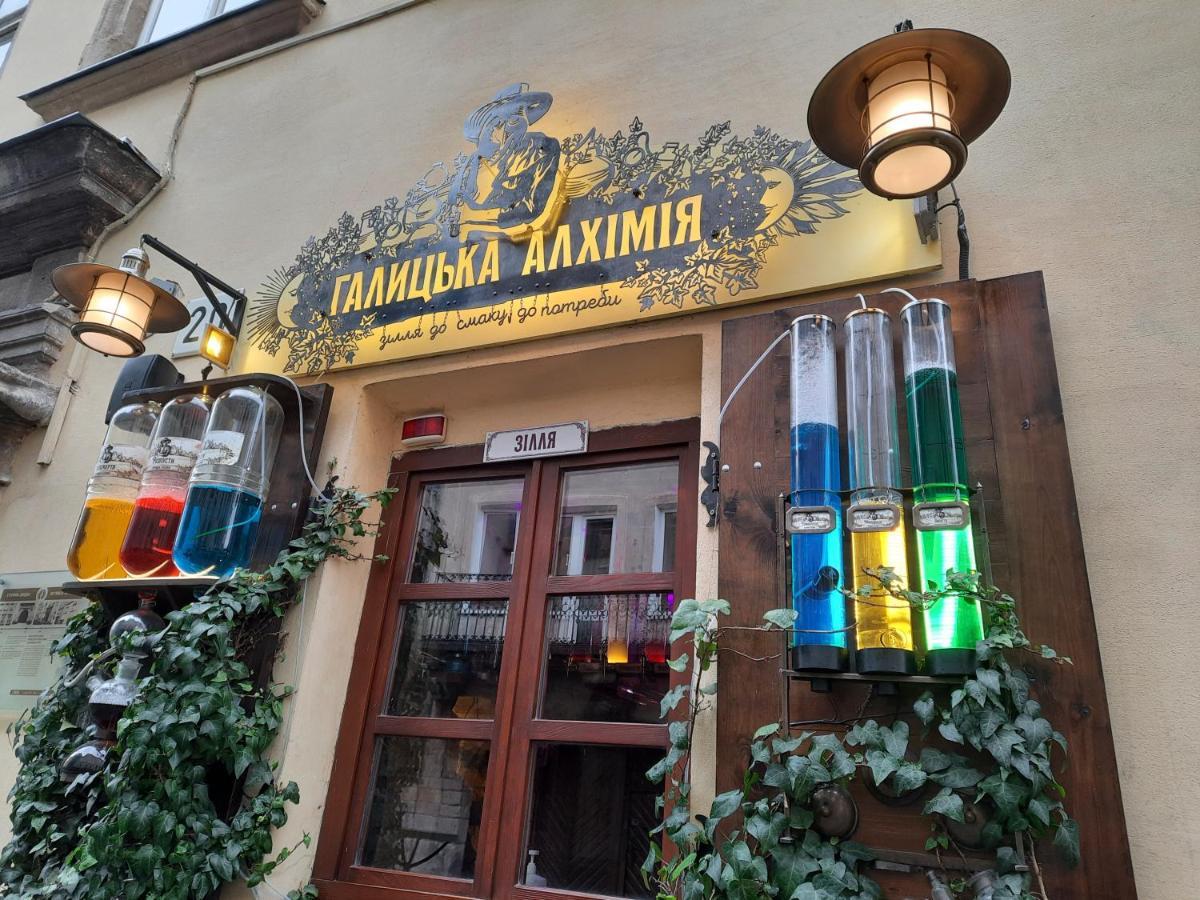 Midnight Cats' Apartment In Rynok Square Світло Є Завжди! Leópolis Exterior foto